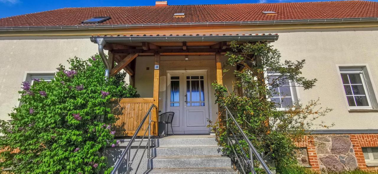 Apartment In Herrenhaus Gross Pinnow Exterior photo